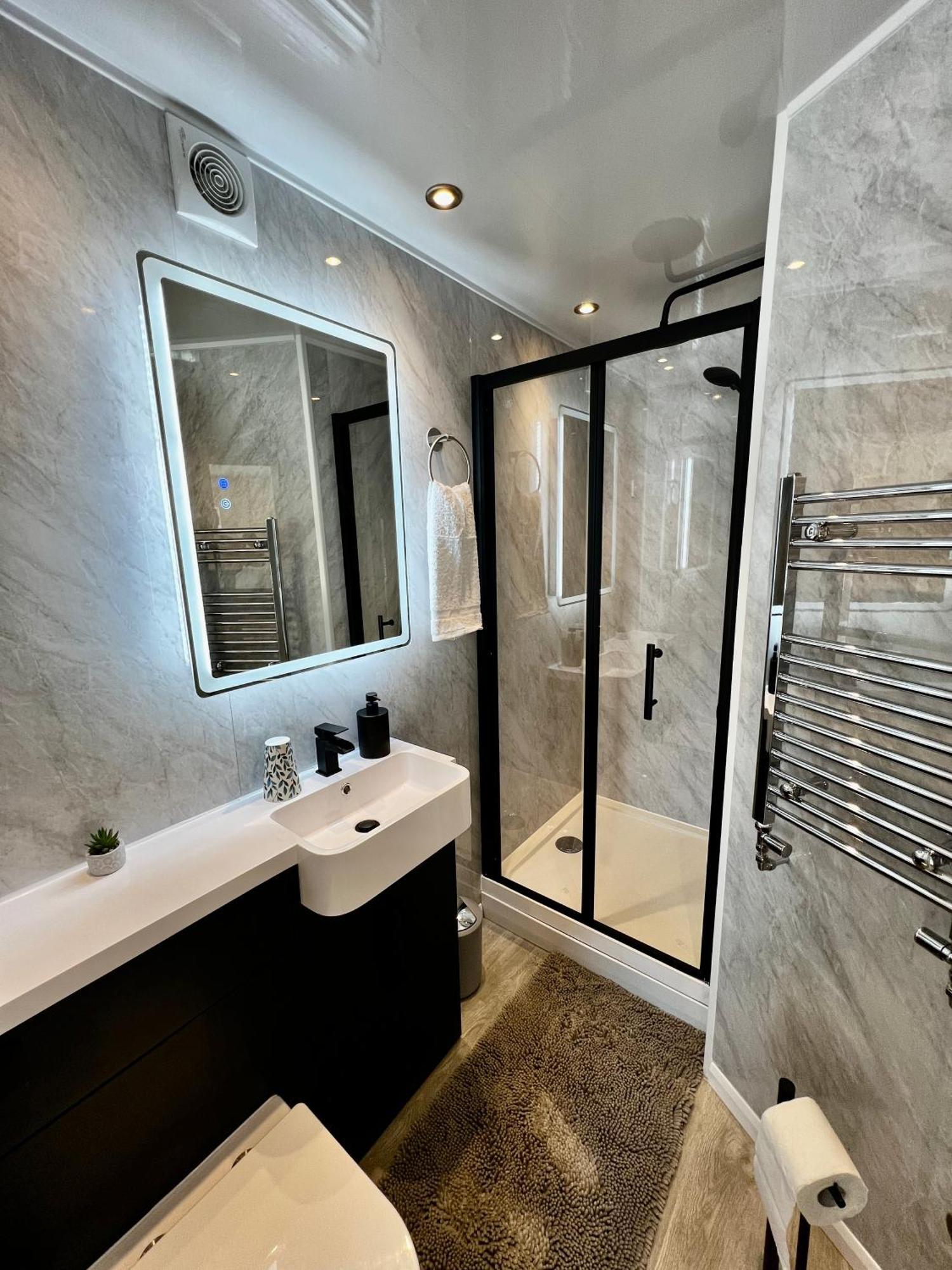 Deluxe Double Room with Shower